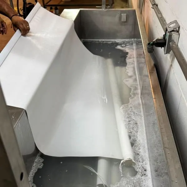 Detalhe da máquina ultrassônica na limpeza de persiana em São Paulo